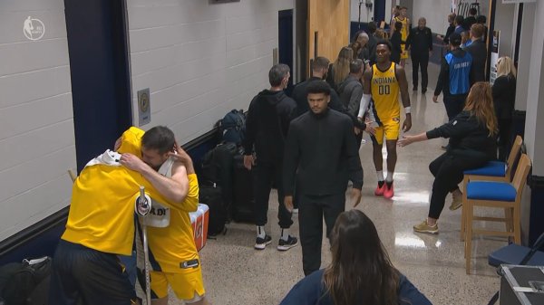 印第安纳的浪漫🏀哈利伯顿拄拐站在球员通道迎接拥抱每位队友！