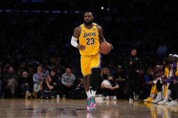 😉詹姆斯连续八年效力于湖人 个人NBA职业生涯最长