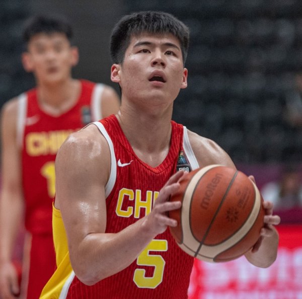 麦穗丰：陈家政的成熟程度不像青年队球员 千万别追求花哨动作