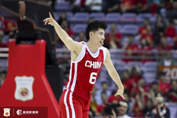 媒体人：中国男篮没有绝对的核心球星 但几乎每场都有人能站出来