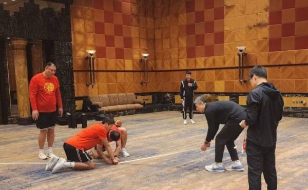 中国男篮总决赛  日没时间赶往场馆练习   在酒店用胶布贴了