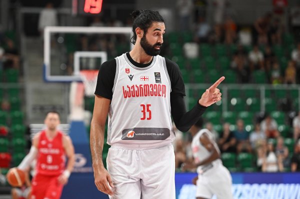 就差打开投射了！格鲁吉亚比塔泽半场7中4拿到8分3前场板2助