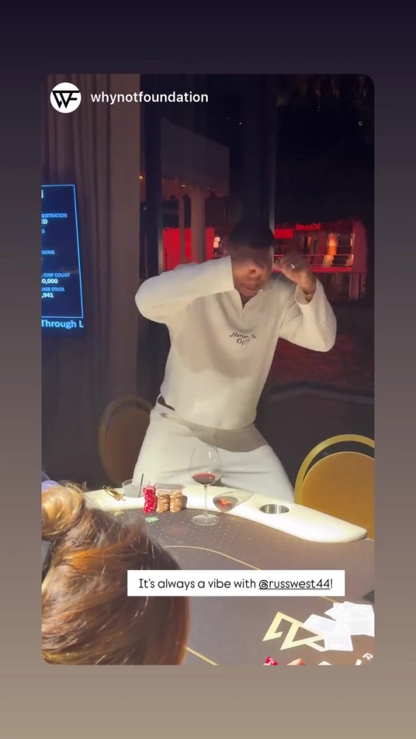 这律动感！威少在扑克之夜品着红酒 听着音乐秀一发舞技！