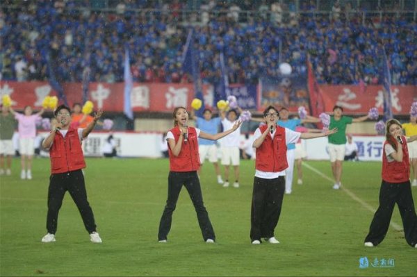 主场作战  内外看“苏超”·这里很“超”丨中场球员变“秀场”