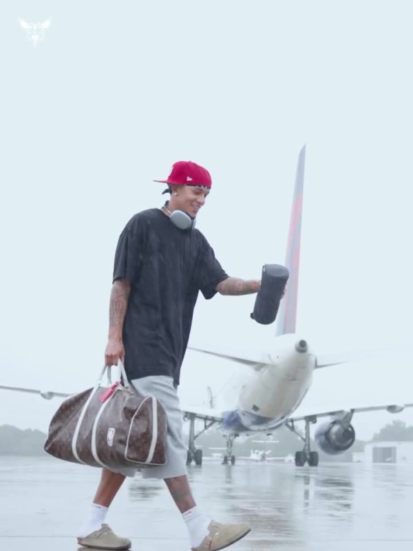 外国人不爱撑伞石锤！黄蜂球员们登机 全部淋着雨也不打伞