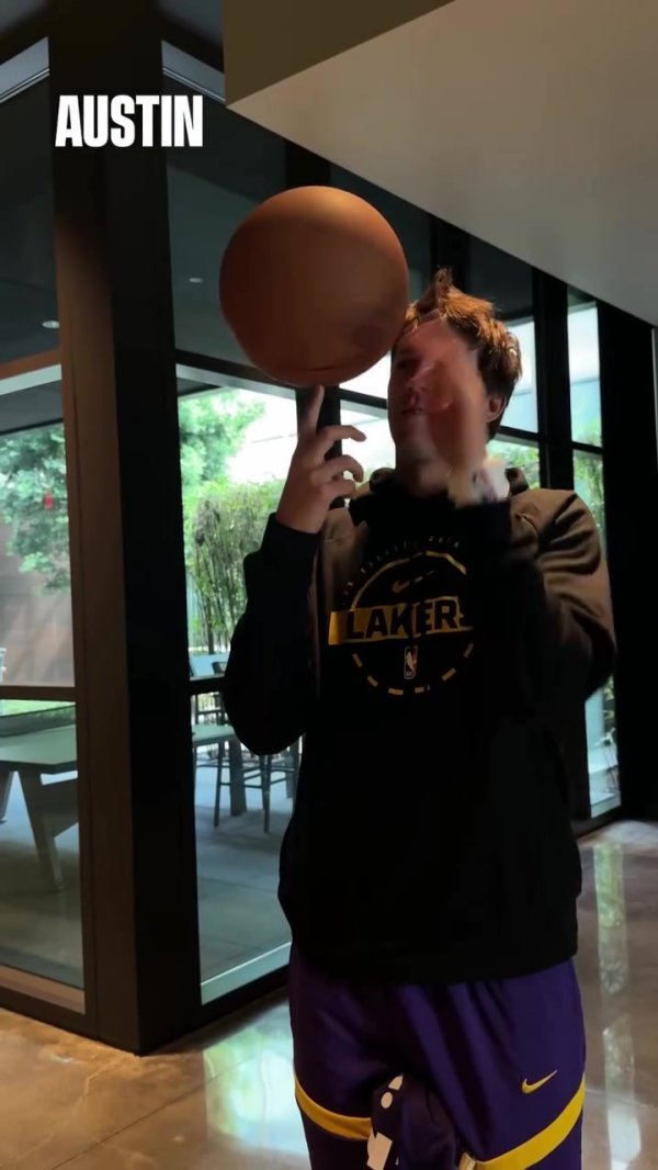 湖人转球应战  ：里夫斯时间最长 八村塁转球时被东契奇一把拍