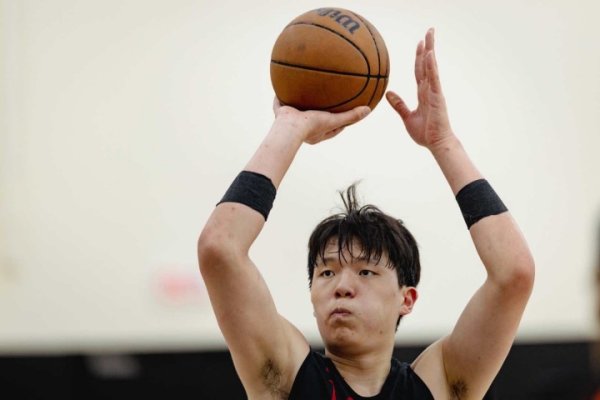 开拓者官方晒练习  营第三天练习  照：杨瀚森的双臂缠上了弹