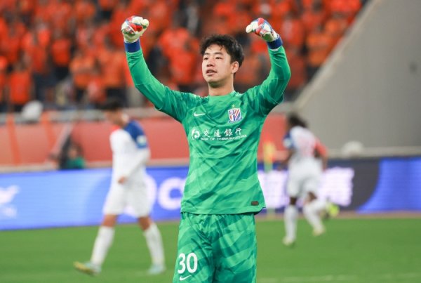 媒体人谈申花守门员: 薛庆浩竞技状态  低迷, 让鲍亚雄试试