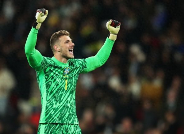 记者: 巴西国门本托希望离开利雅得获胜  , 球员经纪人再次