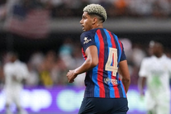 前巴萨青训指导教练员: 阿劳霍跑起来回抢时, 让整个运动活动