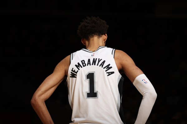 阿里纳斯：若文班场均27+12+DPOY+足够多胜场 他能当