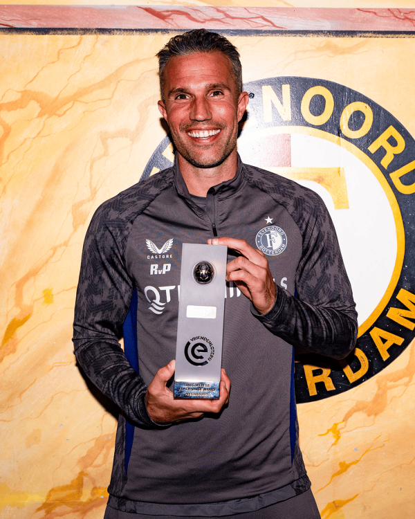 范佩西当选荷甲月度最佳指导教练员, 收获执教生涯首个个人奖项