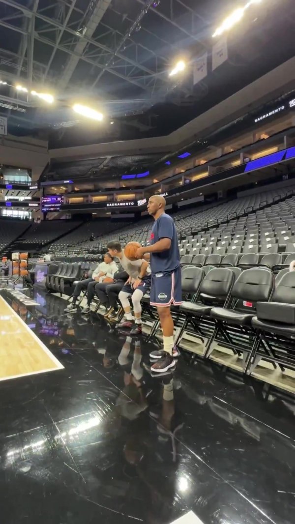 小菜一碟！快船官方晒保罗练习  视频：超远负角度三分一击命中