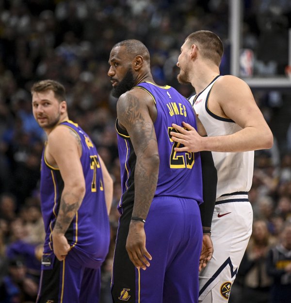 现役球员中有6人获得过至少60次三项数据上双 仅约基奇效力于