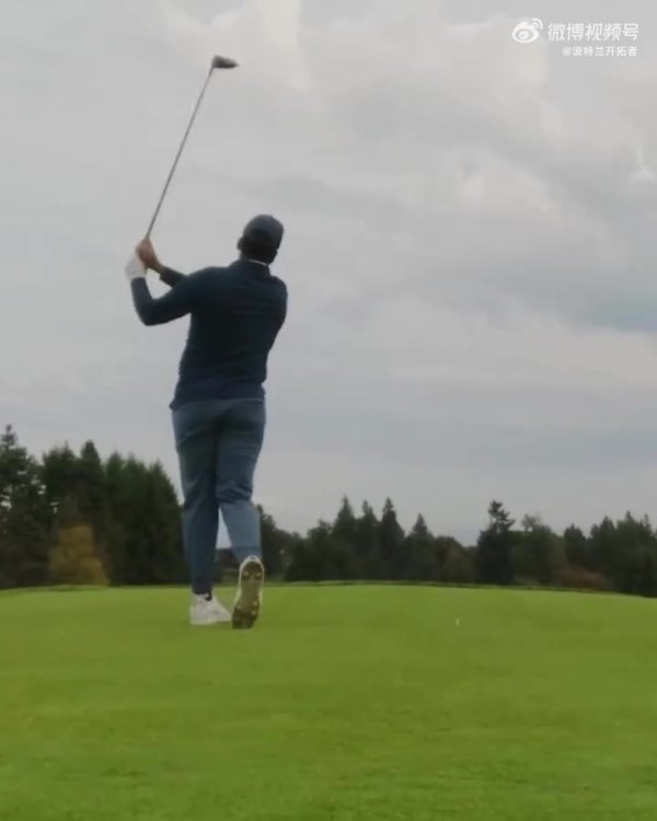 赛季开始前解压  一下！比卢普斯带克林根和克里斯-穆雷打高尔