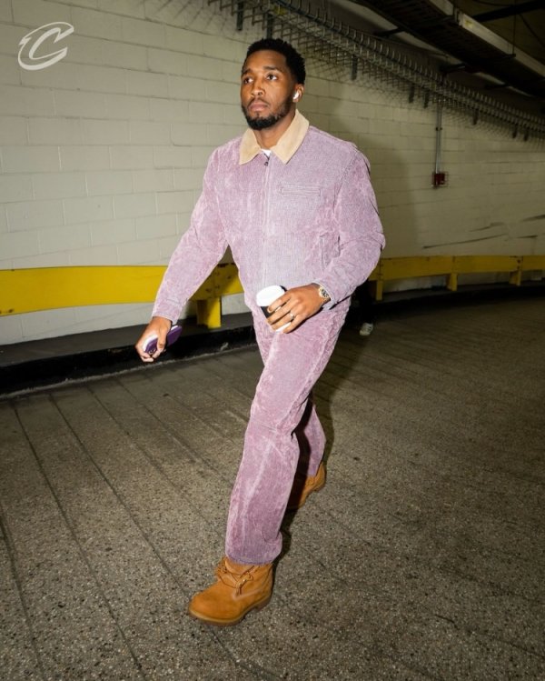 主打一个舒适！骑士球员抵达球馆 清一色运动活动    休憩  风！